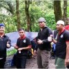 Tim AFC berfoto bersama saat istirahat di pos Pesanggrahan.